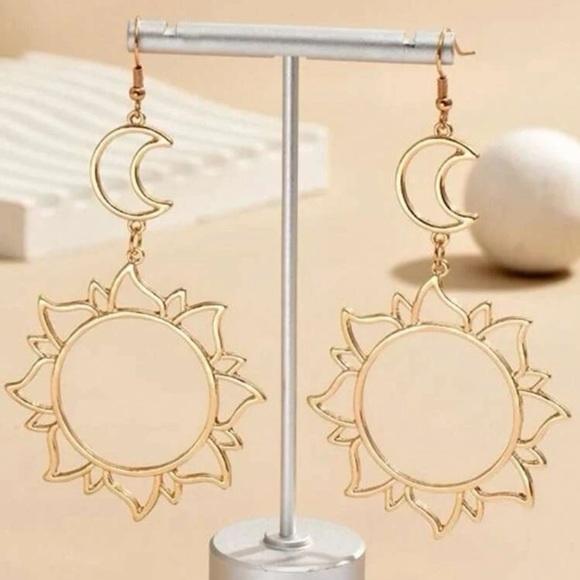 2/$10 NEW! Sun And Moon Drop Earrings Cute Dainty Celestial Fashion - Picture 3 of 4